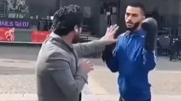 فيديو - العراقي الذي أحرق المصحف يتعرض للضرب في السويد