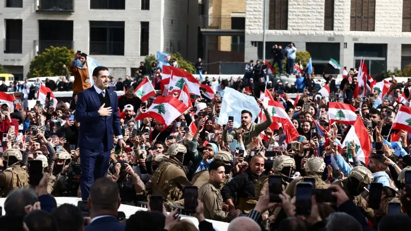 من أمام قبر والده.. الحريري يوجه رسالة قوية لبشار الأسد