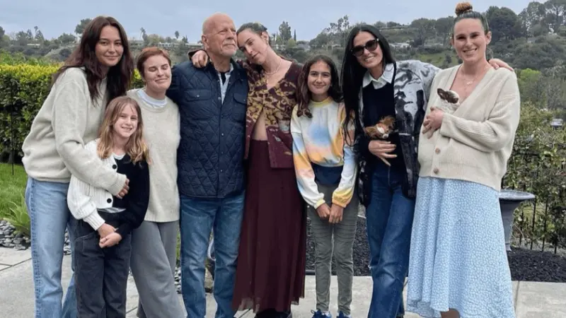 حركته ثقيلة.. هكذا بدا بروس ويليس في احتفال عيد ميلاده