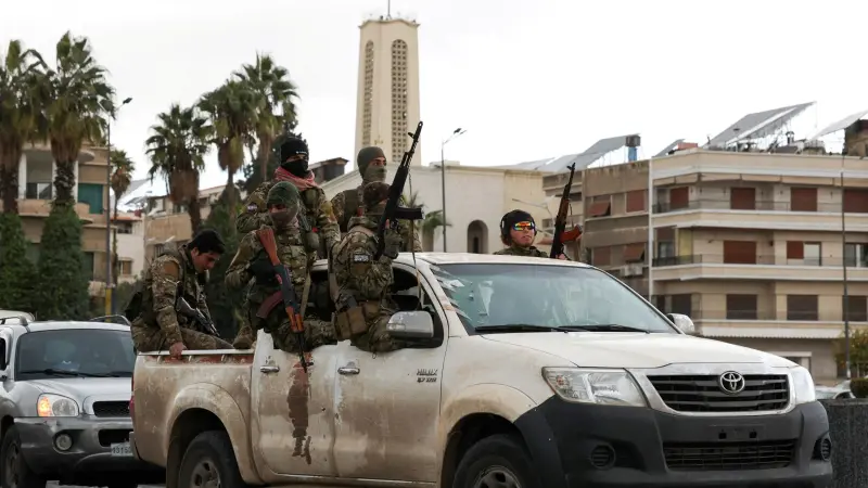 "تهجير قسري" أم استعادة حقوق.. ماذا يحدث بحي السومرية في سوريا؟