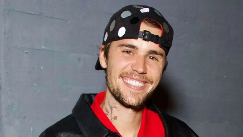 فيديو- جاستن بيبر يصدم الجمهور بتصرف غريب وزوجته تتدخل.. ما القصة