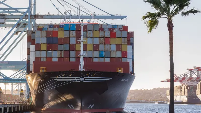 إيران تُفرج عن طاقم سفينة مرتبطة بإسرائيل