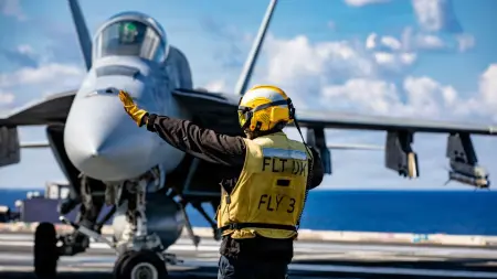 فيديو صادم.. هكذا ضرب الجيش الأميركي حاملة مسيرات إيرانية