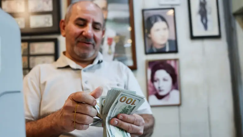 اشتعال السوق السوداء في سوريا والدولار فوق 14 ألف ليرة