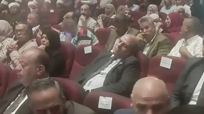 مسؤول مصري يبرر نومه في أحد المؤتمرات: أفكر في ملفات مهمة