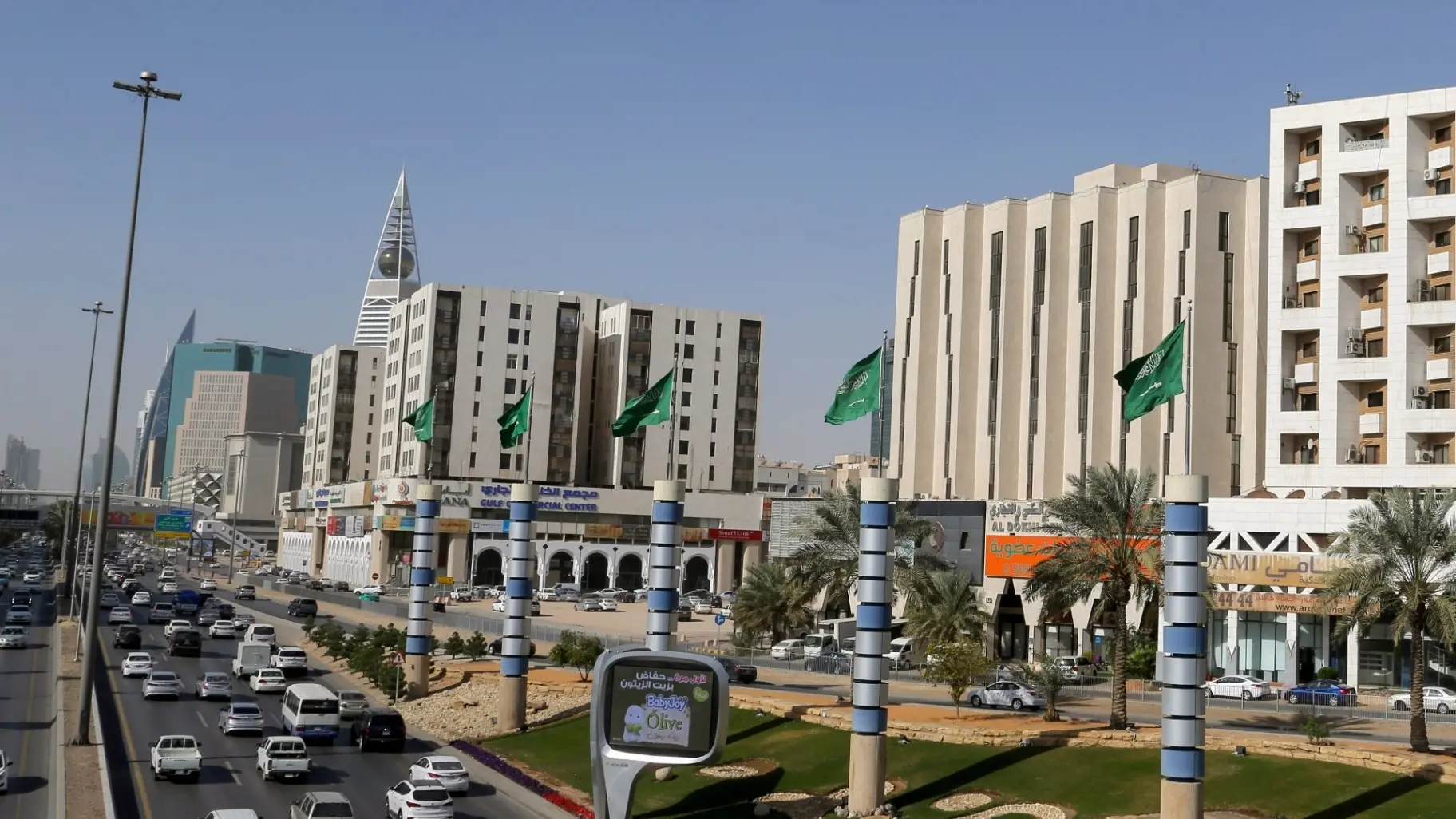 السعودية أطلقت برنامج "المصافحة الذهبية" (رويترز) السعودية أطلقت برنامج "المصافحة الذهبية" (رويترز)