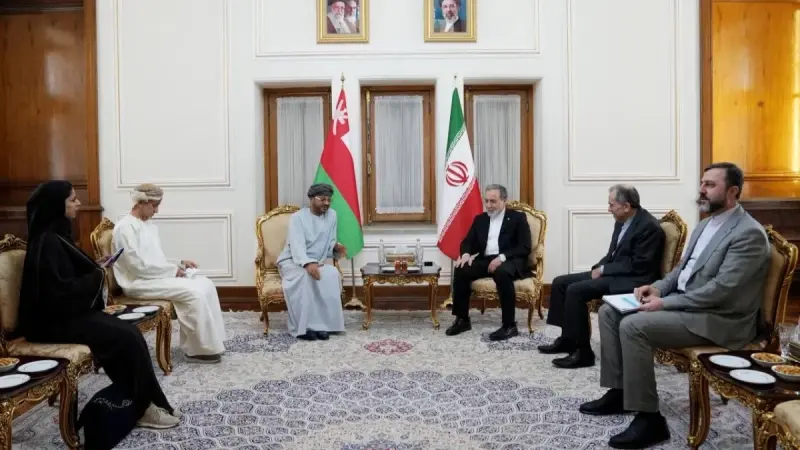 عُمان وإيران تبحثان ممرّا مؤقتا.. هل يعود هرمز للملاحة؟