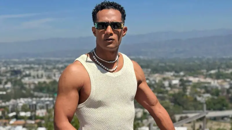 فيديو - محمد رمضان يقبل فتاة غيّرت حذاءه على المسرح