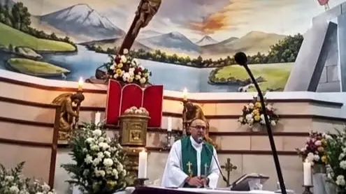 توفي كاهن كاثوليكي في الإكوادور إثر سقوط صليب ضخم عليه (إكس) توفي كاهن كاثوليكي في الإكوادور إثر سقوط صليب ضخم عليه (إكس)