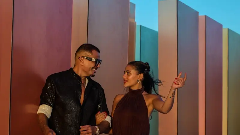 أجواء صيفية.. عمرو دياب بصحبة بناته جانا وكنزي في لقطة عفوية