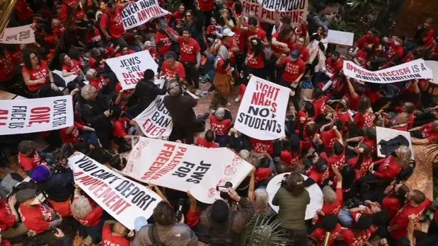 فيديو - احتجاجات داخل برج ترامب بعد اعتقال طالب بجامعة كولومبيا