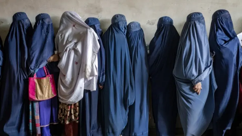 لدخول المستشفيات وتلقي العلاج.. "طالبان" تُلزم النساء بارتداء النقاب