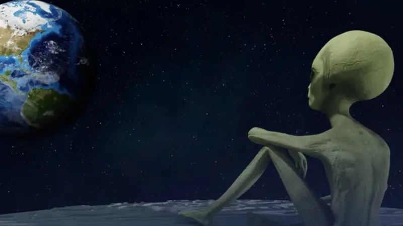 عالم هارفرد يثير الجدل.. الكائنات الفضائية قد تهاجم الأرض