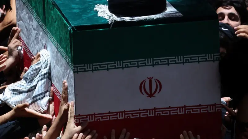 وصول جثمان خامنئي إلى النجف وبدء مراسم التشييع في العراق