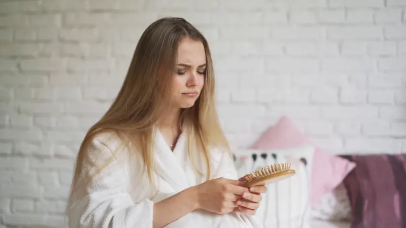 هل فعلا يسبب التوتر تساقط الشعر؟