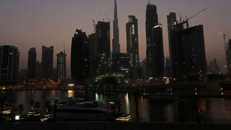 الدفاع المدني بدبي يسيطر على حريق في أحد أبنية نخلة جميرا