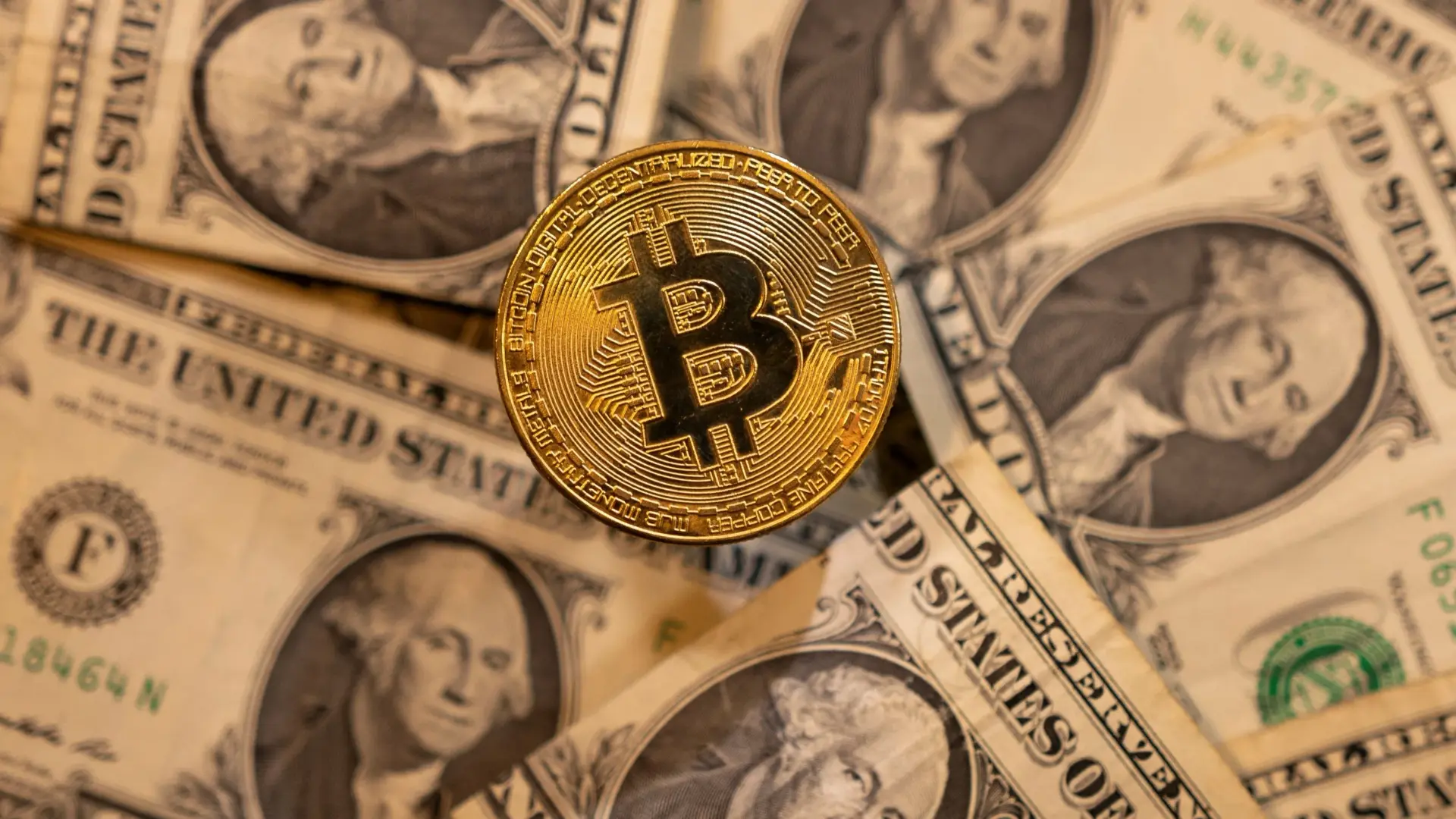 بيتكوين ترتفع إلى 63.5 ألف دولار وريبل تقود المكاسب (رويترز) بيتكوين ترتفع إلى 63.5 ألف دولار وريبل تقود المكاسب (رويترز)