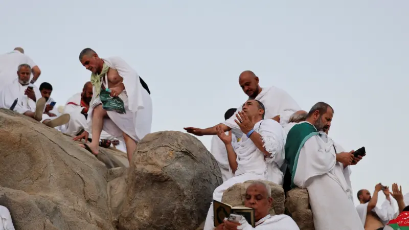 فيديو - الحجاج يوم عرفه يتوافدون إلى صعيد عرفات لأداء الركن الأعظم