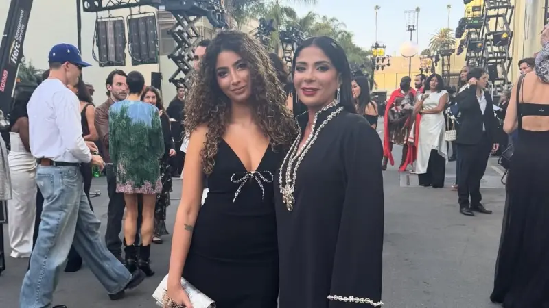 برفقة ابنتها لي لي.. منى زكي تتألق عالميًا في حدث "Vogue World"