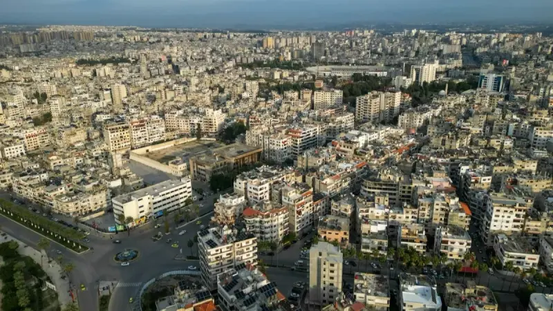 فيديو - لص يسرق أحذية من داخل مسجد في دمشق بطريقة غريبة
