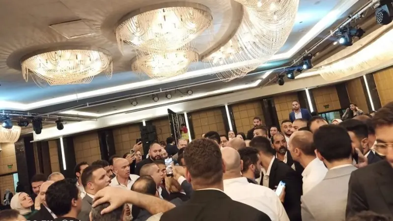 فيديو - انفعالات وصراخ في حفل عمر خيرت.. إليكم حقيقة ما جرى