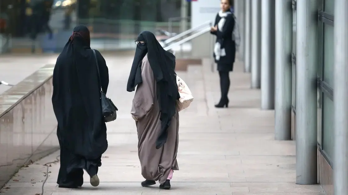 حظر تغطية الوجه بالكامل في مدينة إسبانية حظر تغطية الوجه بالكامل في مدينة إسبانية