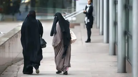 سابقة.. مدينة إسبانية تمنع البرقع والنقاب