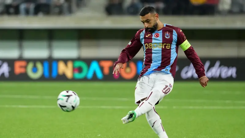فيديو - قميص محمد صلاح هدية إلى عالم نوبل عزيز سانجار.. ما القصة؟