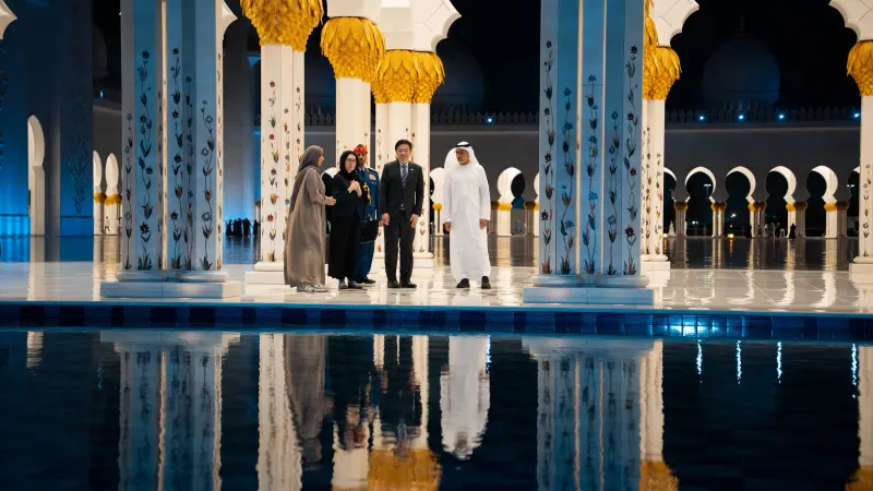 رئيس وزراء سنغافورة يزور جامع الشيخ زايد الكبير في أبوظبي