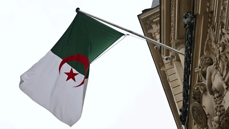 الجزائر تُصعّد خلافها مع باريس بطرد موظفين جدد.. وفرنسا تهدّد