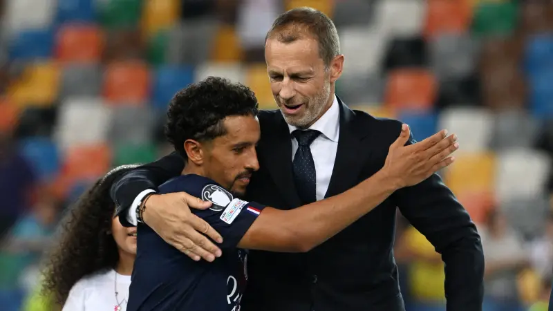 فيديو - لفتة رائعة.. ماركينيوس يهدي ميدالية السوبر الأوروبي للوافد الجديد زبارني