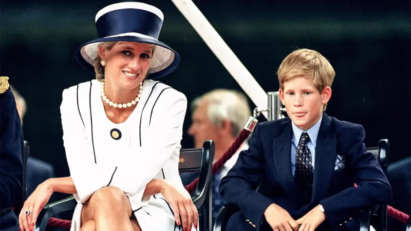 "البدلات الرمادية".. هاري يكرّر صراع والدته الأميرة ديانا مع القصر