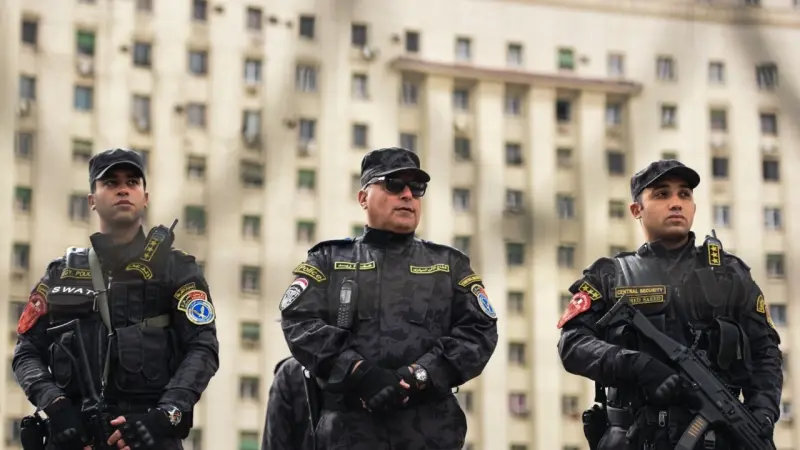 مصر.. القبض على المتهمين بإلقاء أكياس مياه على المصلين