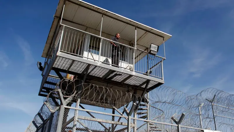 الغارديان تكشف: سجن إسرائيلي تحت الأرض يحبس الفلسطينيين بلا تهمة