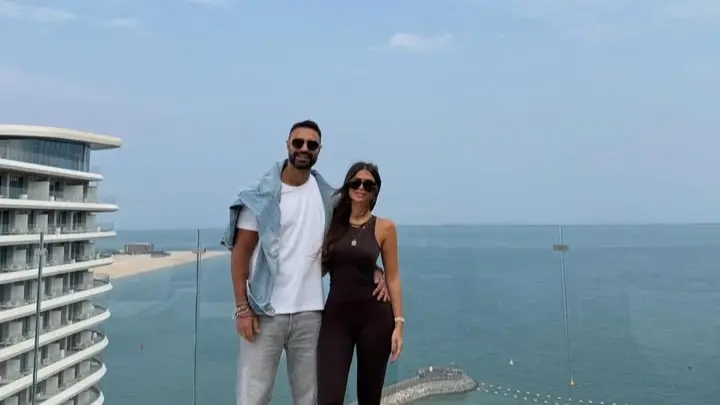 صور - كريم فهمي يسرق الأضواء في قطر وصورته تزيّن واجهة برج شاهق