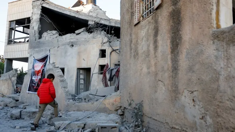 فيديو - جندي إسرائيلي ينكل بشاب في القدس القديمة⁣