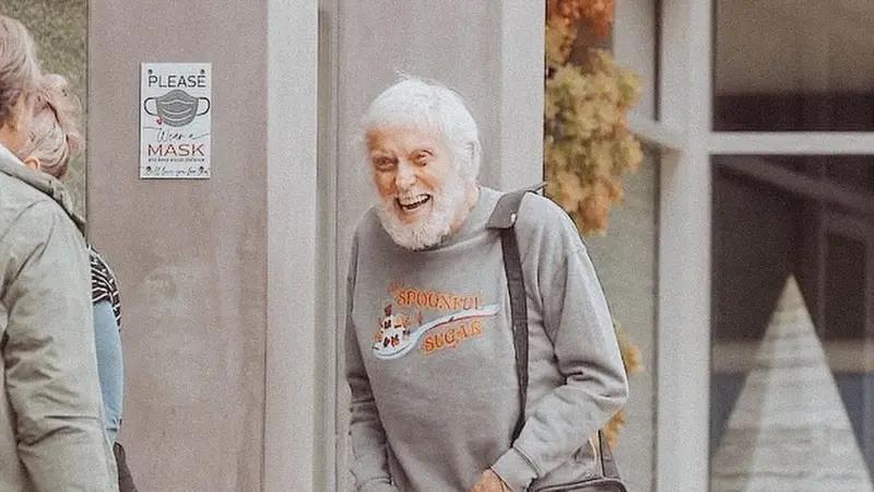 بعد عيد ميلاده الـ100.. إليك الوصفة السحرية لطول عمر "ديك فان دايك"