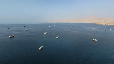 اندلاع حريق في ناقلة بعد تعرضها لضربة في مضيق هرمز