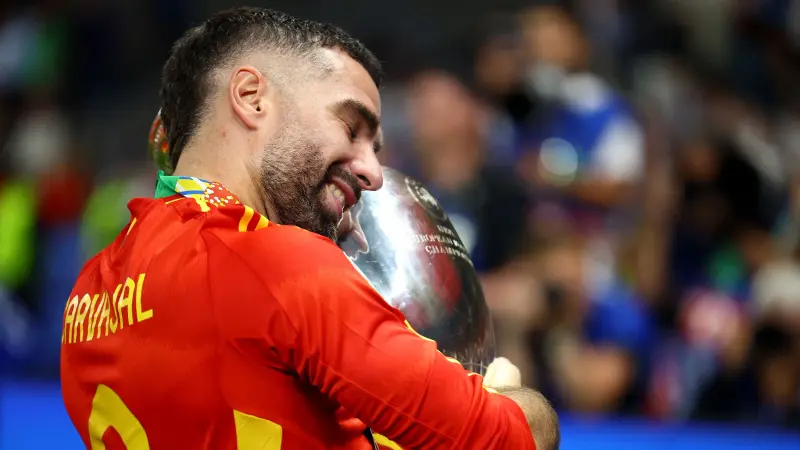 فيديو.. انتقادات لداني كارفاخال بعد تجاهل رئيس وزراء إسبانيا