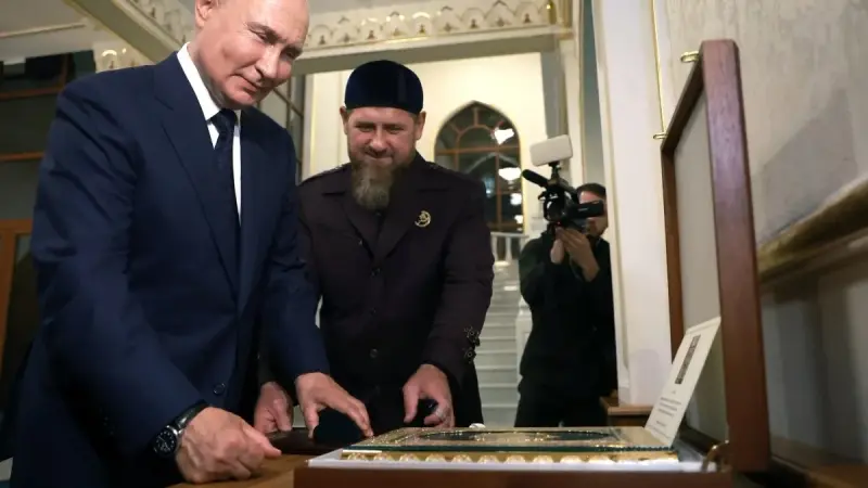 فيديو - خلال زيارته للشيشان.. بوتين يُقبل نسخة من القرآن