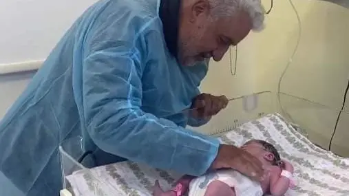 للمرة الأولى في العالم.. أردنيان يرزقان بمولودتهما الأولى بعد 27 عاما