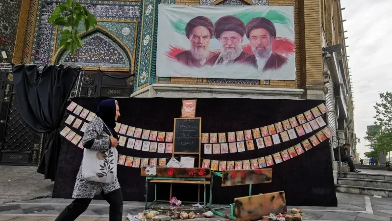 فيديو - صورة مجتبى خامنئي ضمن جدارية القادة القتلى في إيران.. ما القصة؟