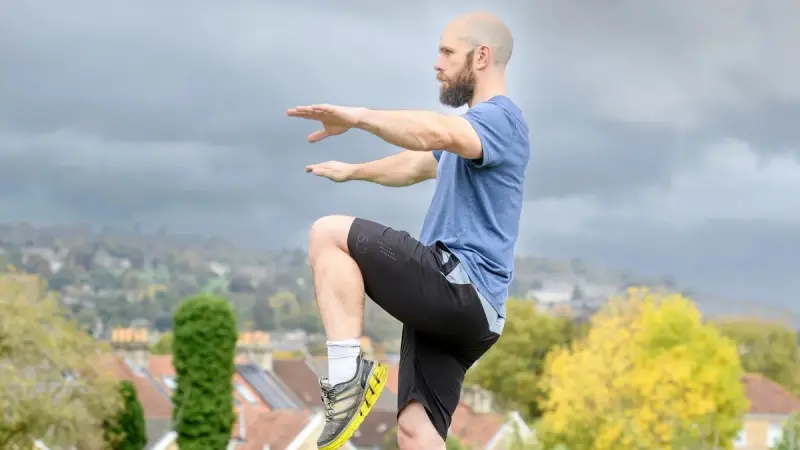 كم من الوقت تستطيع الوقوف على ساق واحدة؟