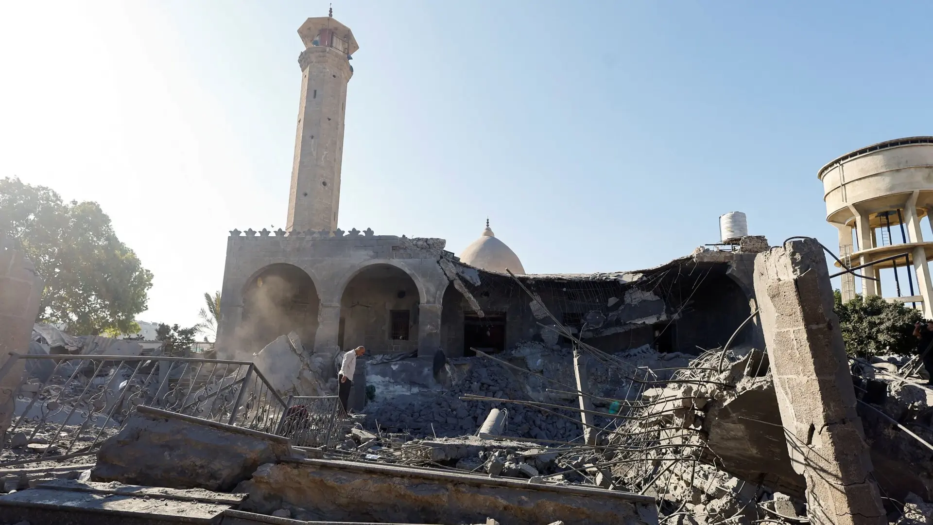 عمليات الجيش الإسرائيلي استهدفت مواقع موزعة في أنحاء غزة من بينها مساجد (رويترز) عمليات الجيش الإسرائيلي استهدفت مواقع موزعة في أنحاء غزة من بينها مساجد (رويترز)