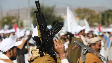 "الحوثيون" يفرجون عن ناجين من طاقم سفينة أغرقوها