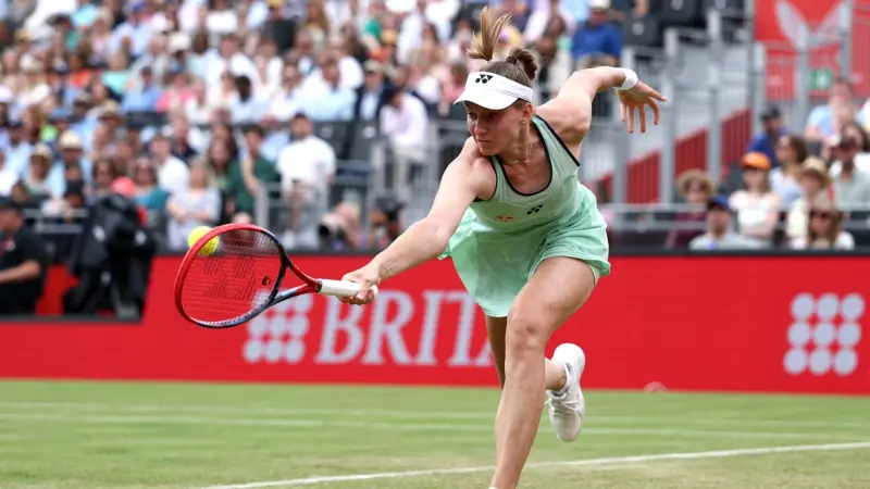 دورة كوينز للتنس - تشنوين تخلق المفاجأة وترافق ريباكينا إلى ربع النهائي