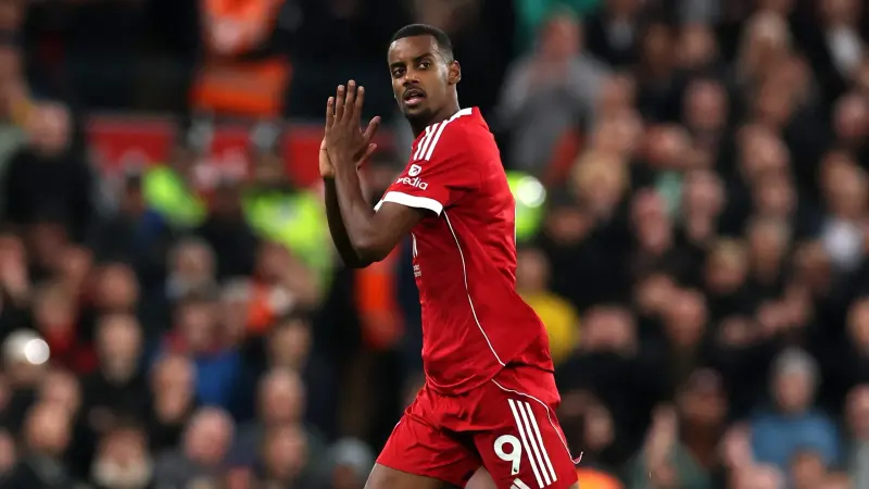 كيف يفكر أرني سلوت لتعويض غياب ألكسندر إيزاك؟