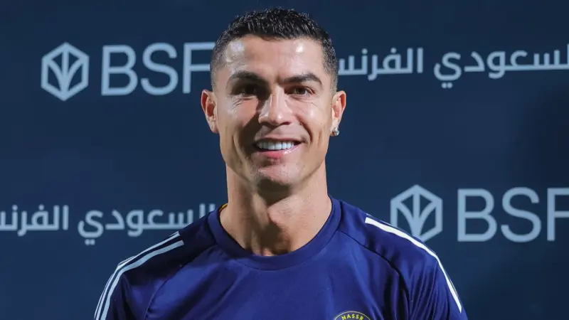 فيديو - بظهره.. كريستيانو رونالدو يسجل الهدف 957 في مسيرته بطريقة طريفة