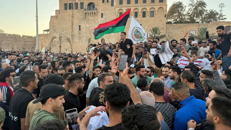 فيديو - ليبيا.. احتجاجات غاضبة في طرابلس بسبب أزمة الكهرباء