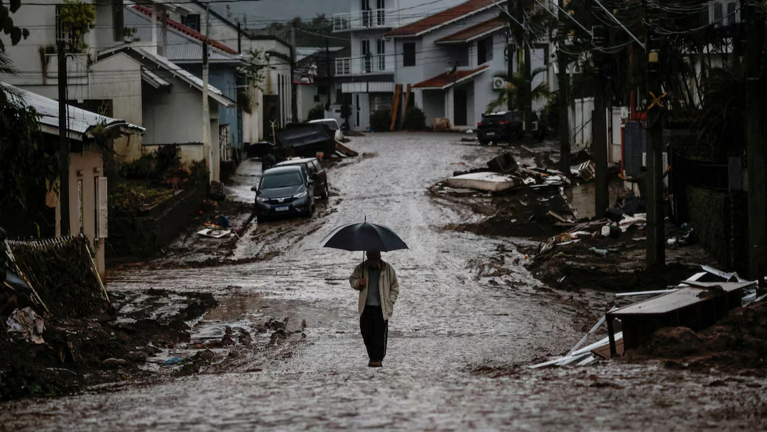 لماذا انخفضت الخسائر الاقتصادية العالمية 2025 رغم الأعاصير والحرائق؟ 